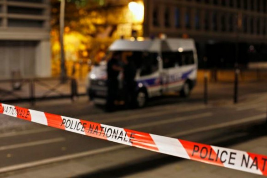 Детали за хоророт во Париз: Со нож прободел 7 минувачи и ги тепал со метална шипка