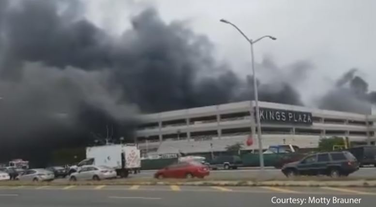 ВИДЕО: Голем пожар во трговски центар во Бруклин, 200 пожарникари на терен