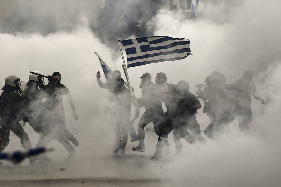 Над 20 приведени, најмалку двајца повредени во протестите во Солун
