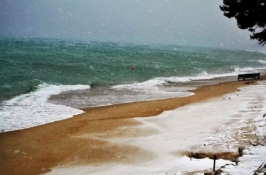 Крај на туристичката сезона: Падна снег во Грција