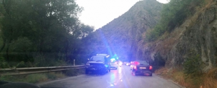 Маж тешко повреден, паднал од камион на „Македонија пат“ кај Демир Капија