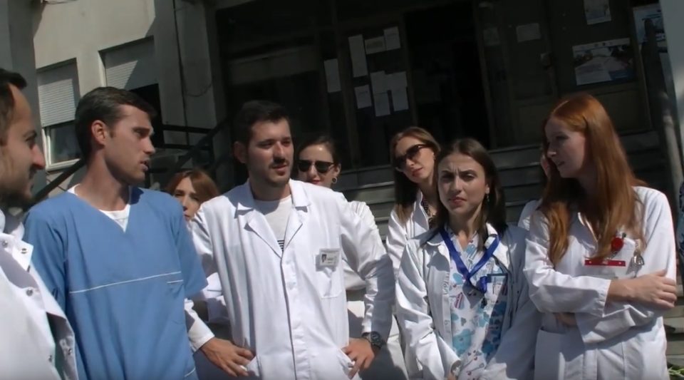 Специјализантите стоматолози на протест: Ни беше ветувано дека ќе бидеме исплатени, а сега ни велат дека нема пари моментално
