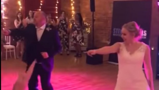 Татко ја изведе невестата на прв танц, а потоа замеша со колковите и го украде шоуто: Коментарите на гостите се брутални (ВИДЕО)