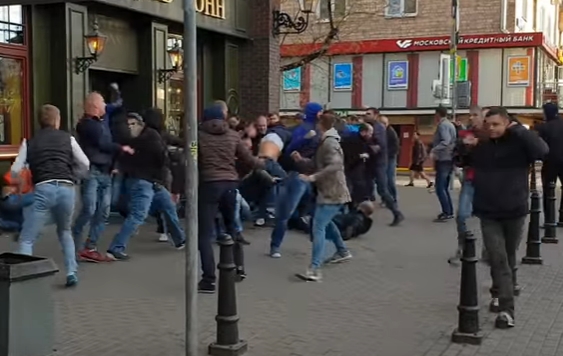 ВИДЕО: Брутална тепачка на руски хулигани