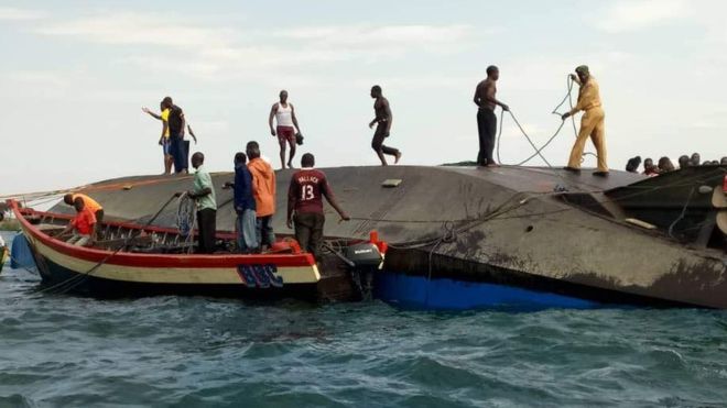 Хорор во езерото Викторија: Извлечени над 100 тела откако потона траект (ФОТО+ВИДЕО)