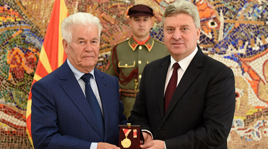 Претседателот Иванов го одликува Јован Павлевски со Медал за заслуги за Македонија