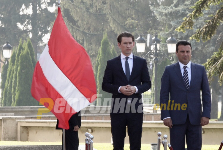 ФОТО: Курц пречекан со погрешно знаме пред Владата