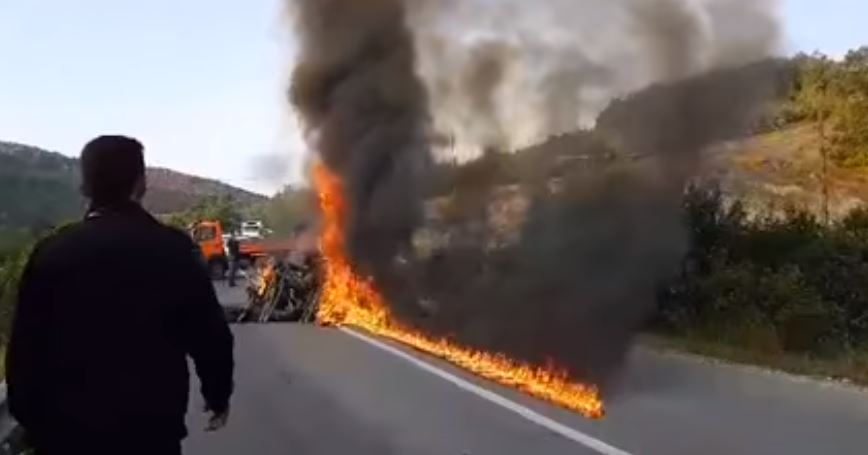 ВИДЕО: Горат барикади во Косово, поставени пораки „Вучиќ нема да помине“