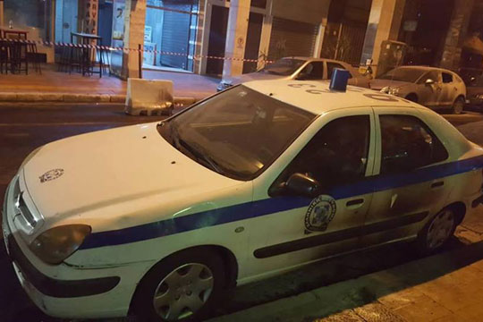 ФОТО: Нападната полициска станица во Атина – повредени четворица полицајци