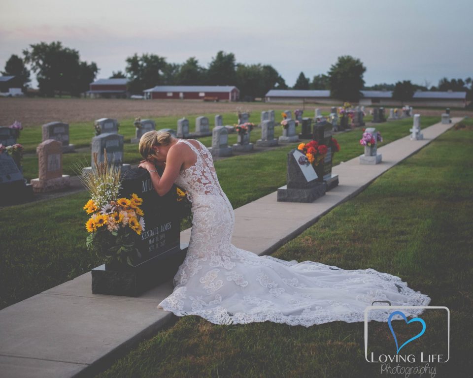 ФОТО: Облече невестински фустан на денот на венчавката и отиде на неговиот гроб, а тоа што следуваше таму ќе ви го распука срцето