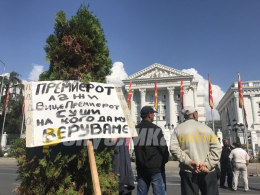 (ФОТО) Вработените во Еурокомпозит повторно штрајкуваат пред Влада: Премиерот лаже, вицепремиерот суши