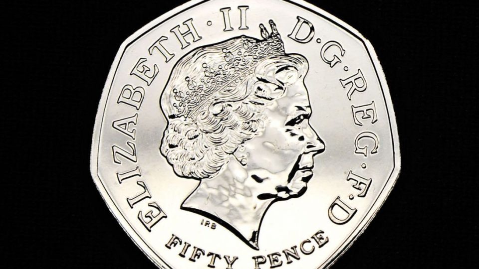 Велика Британија го одбележува заминувањето од ЕУ со издавање на специјална монета