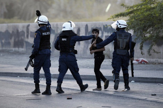 Најмалку четири жртви при уривање на зграда во Бахреин