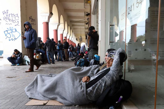 Бројот на бегалци во прифатните центри во Грција останува исклучително висок