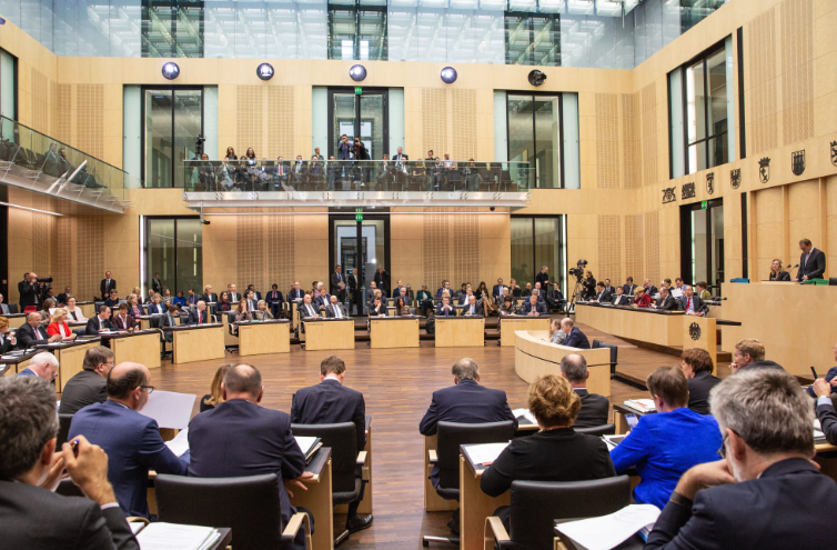 Бундесратот инсистира на забрана за носење бурки во судовите