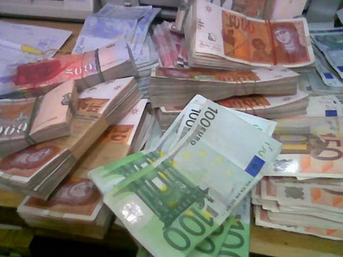 Граѓаните во банките чуваат 4 милијарди евра