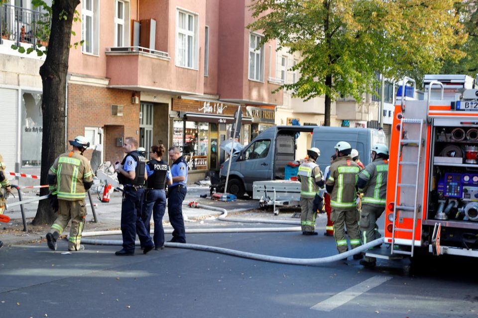 Комбе влета во кафуле во Берлин, повредени неколку лица