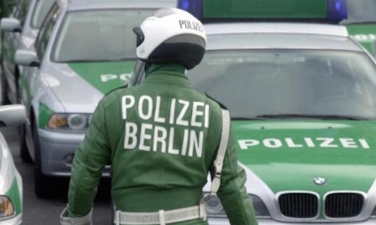 Неколкумина повредени откако возило влета во кафуле во Берлин