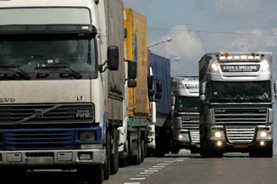 Во текот на денот ќе се обезбедат дозволи за возачите на камиони, ќе се дефинираат и протоколите за непречен транспорт
