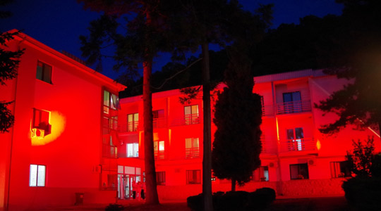 Кардиолошкиот завод во Охрид во црвена илуминација по повод Светскиот ден на срцето
