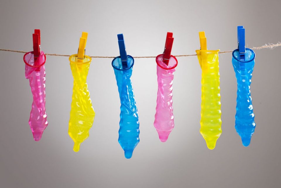 Коронавирусот закана за производството на кондоми