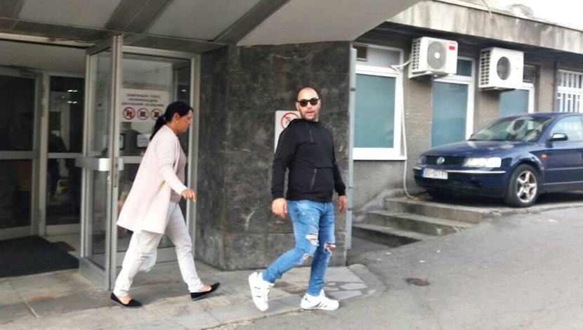 Скршен од болка пристигна во болница: Братот на Дарко Лазиќ откри дали ќе му биде ампутирана ногата на пејачот (ФОТО)