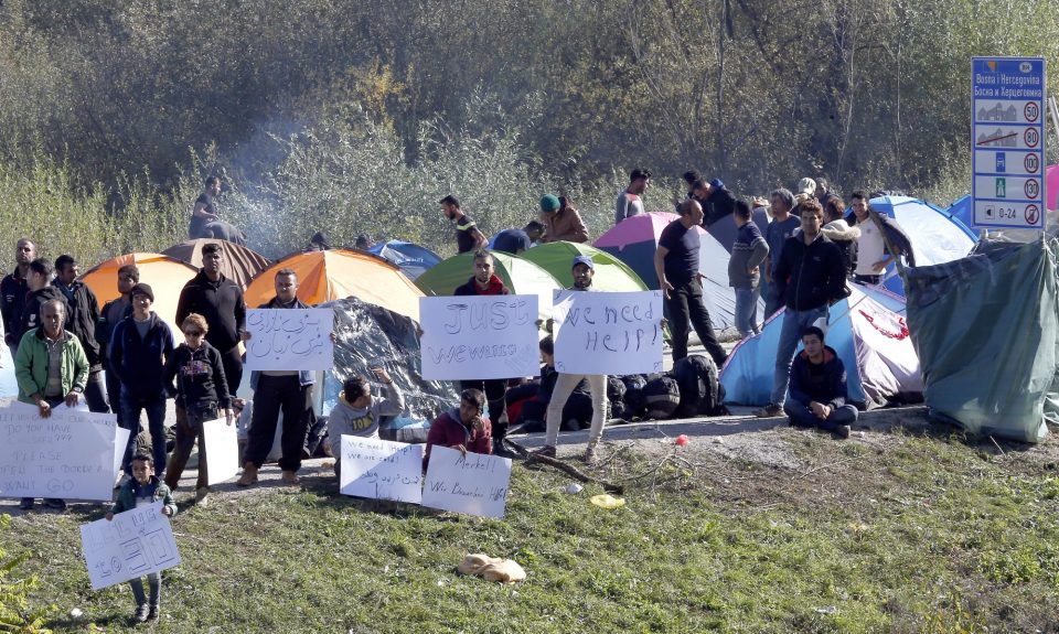 Околу 150 мигранти во БиХ ноќта ја поминаа под ведро небо