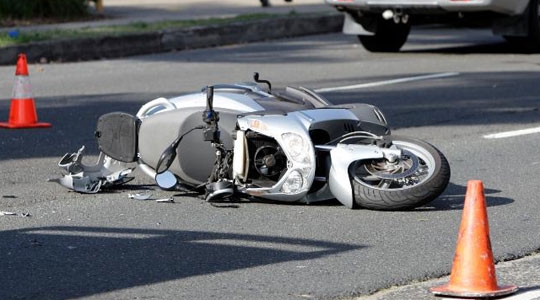 Мотоциклист тешко повреден во сообраќајка во Скопје, итно пренесен во Ургентен