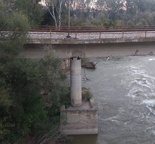 Надојдени води во Црна Река го оштетија бетонскиот мост на железничкиот коридор 10