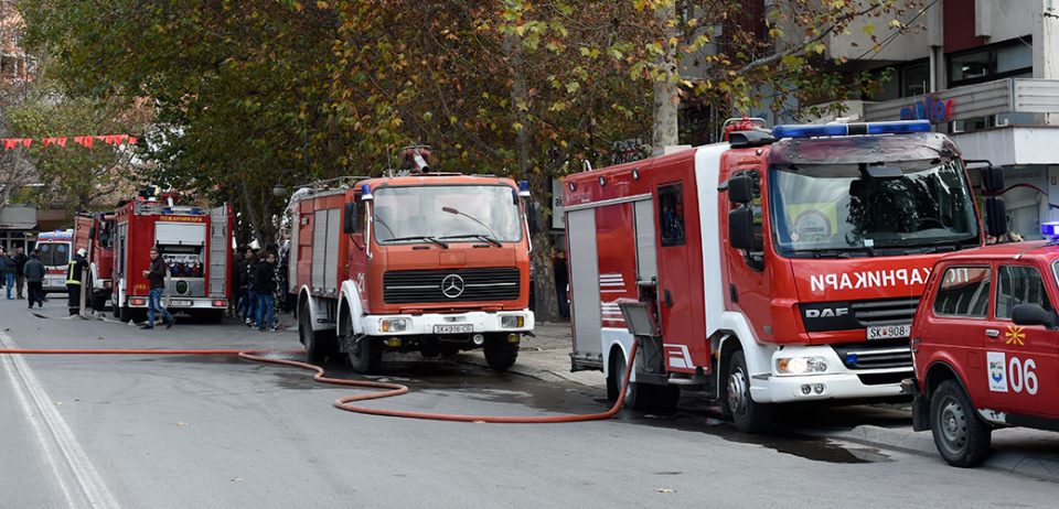 Изгоре семејна куќа во Скопје: 15 пожарникари на терен во Жданец(ФОТО+ВИДЕО)