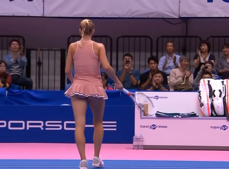 Целиот свет се прашуваше дали сексапилната тенисерка носи гаќички, а од блискиот кадар и се слоши на публиката (ВИДЕО)
