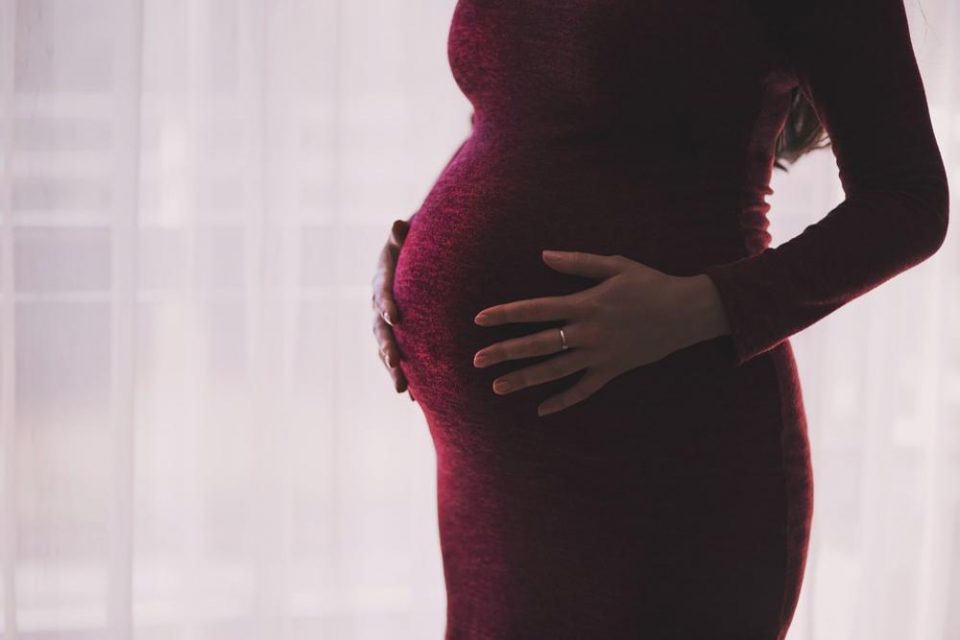 Молела да ја породат пет недели порано како мажот не би ја дознал вистината: Потоа го погледнал бебето и останал шокиран