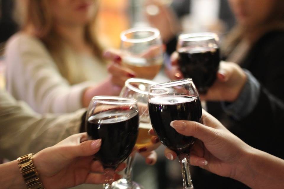 Кардиолозите препорачуваат: Напијте се вино, помалку стрес за вас