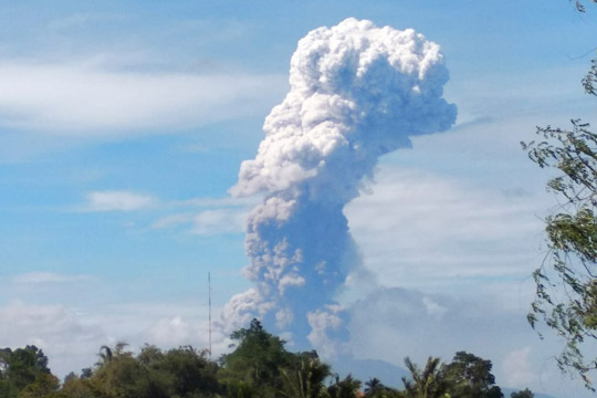 Нов ужас во Индонезија: Ерупција на вулкан после земјотресот и цунамито