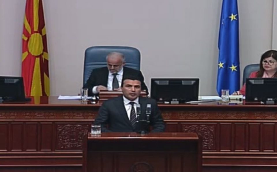 Заев во Собрание како на тезга: Нуди амнестија за 27 април, за да се гласа за договорот со Грција