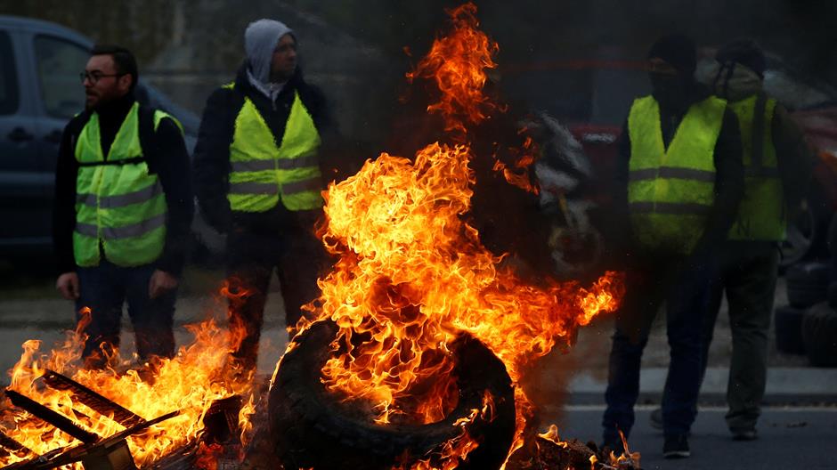 По Франција блокади и во Белгија: „Жолтите елеци“ се судрија со полицијата и запалија цистерна