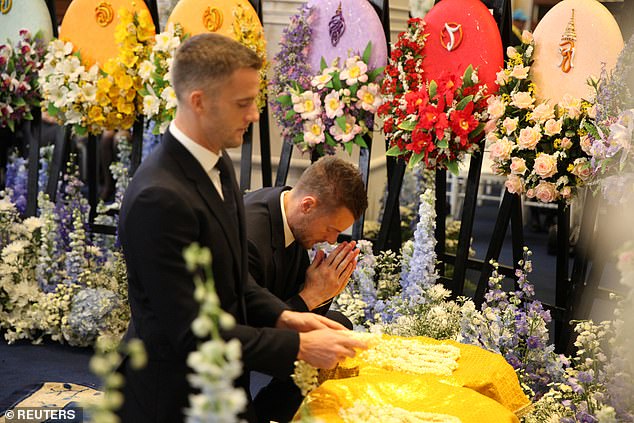 Емоции еден тон: Неколку часа по победата фудбалерите на Лестер допатуваа на погребот на нивниот сопственик во Тајланд (ФОТО)