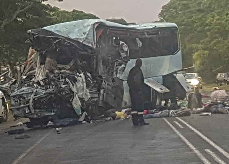 Зимбабве: Најмалку 45 загинати во судир меѓу два автобуса (ФОТО)