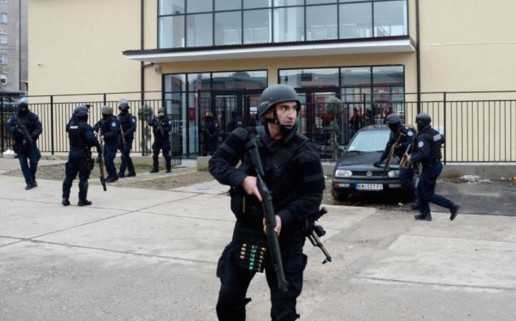 Детали за акцијата во северна Митровица: Пронајдено оружје и уапсени четири лица
