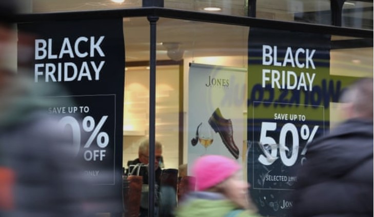 Хаос во трговските центри: Почна американската шопинг треска (ВИДЕО)