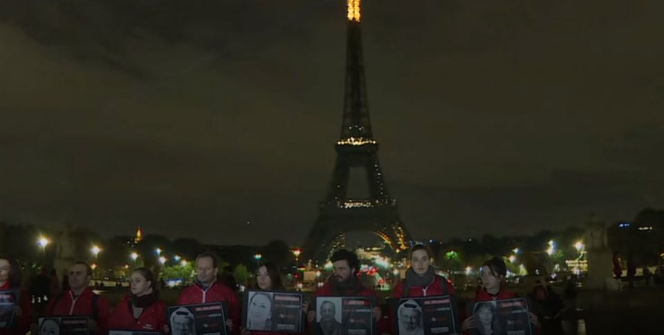 Ајфеловата кула во мрак поради убиените новинари во светот
