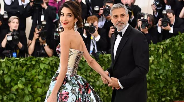 „Нашите деца се мета на терористички групи и имаме една молба“ – загрижувачка порака од Џорџ и Амал Клуни