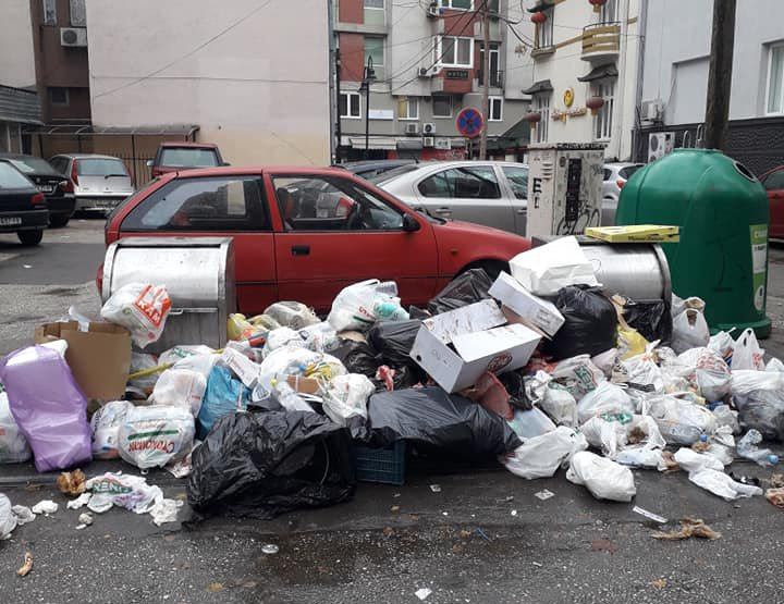 ФОТО: Тон ѓубре позади Дом на градежници