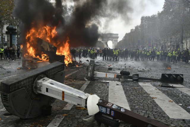 Над 20 повредени на протестите во Париз поради поскапување на горивото (ВИДЕО)