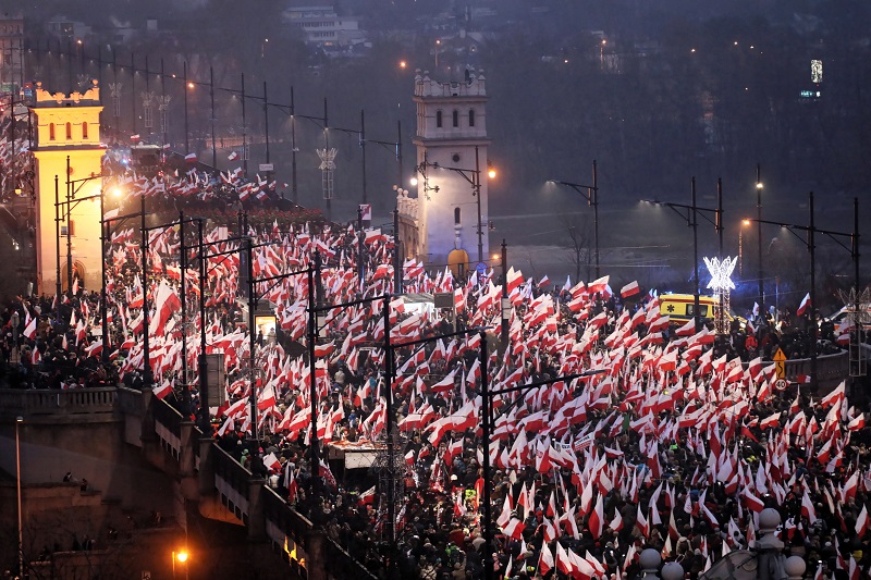 Полска гори: Околу 200.000 маршираа, патриотите го запалија знамето на ЕУ (ВИДЕО)
