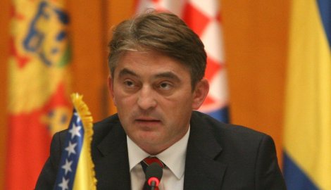 Скандал поради српско знаме во Претседателството на БиХ, Комшиќ ќе го пријави Додик