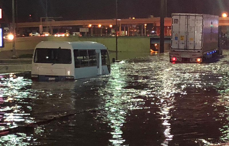 Поројни дождови во Кувајт ја запреа работата на државните институции