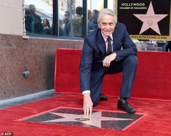 ФОТО: Мајкл Даглас доби ѕвезда на холивудската Патеката на славните