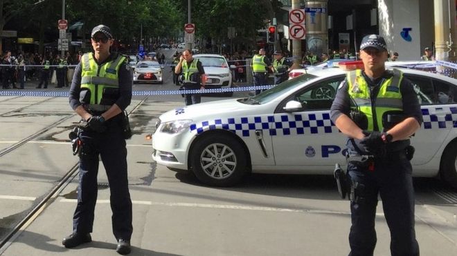 Хаос во центарот на Мелбурн, три лица избодени, напаѓачот застрелан