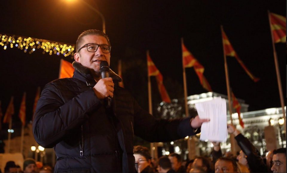 „Македонија ни е обвиткана со црнила, ќе застанеме еден до еден сите заедно, на СДСМ ќе и го покажеме местото во историјата“
